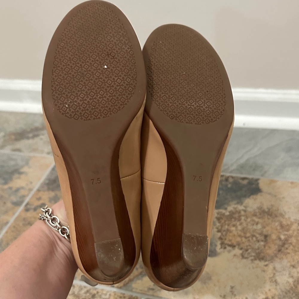 Tory Burch Beige Patent Leather Wedges size 7.5 - Picture 8 of 8